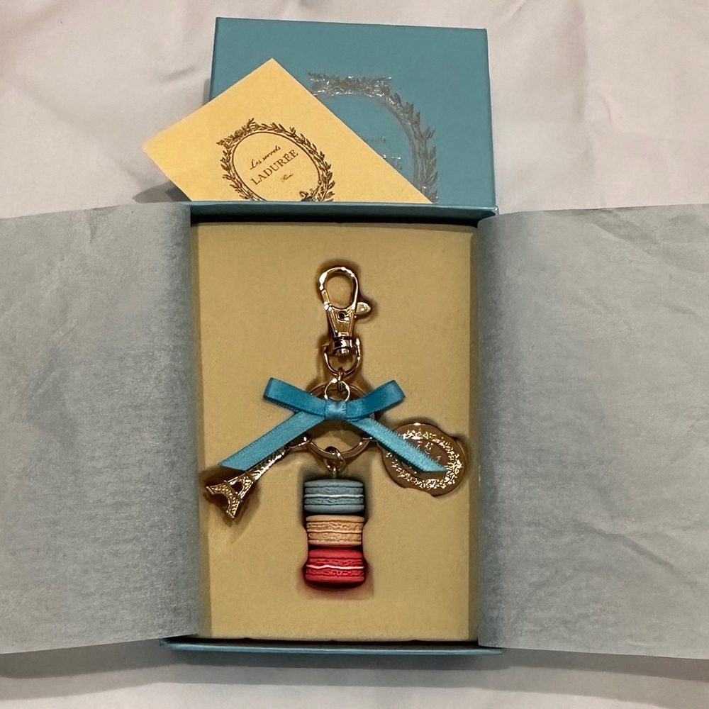 💕💕Ladurée Paris “Les Secrets” Macaron Keychain – Brand New in Box